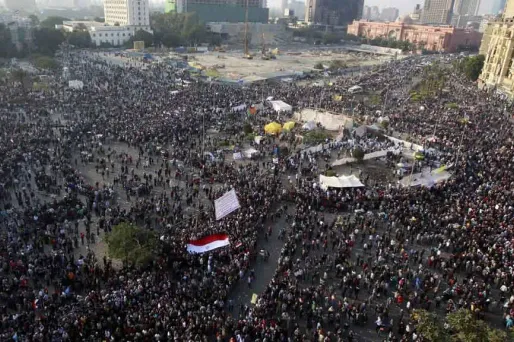 L'armée égyptienne a accepté la démission du gouvernement et confirmé la tenue des législatives lundi.