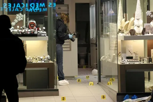 Le bijoutier est mort des suites de ses blessures peu après le braquage.