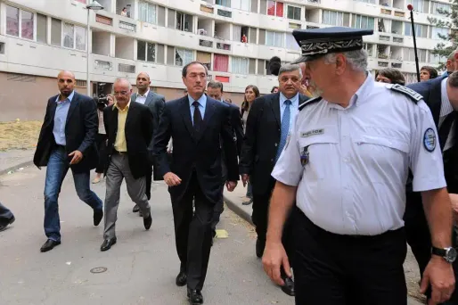 Le ministre de l'Intérieur lors d'un précédent déplacement en cité à Sevran. Mercredi matin, c'est aux Tarterêts que Claude Guéant communique.