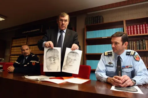 Les corps des deux victimes avaient été découverts emballés dans des bâches et des tapis.