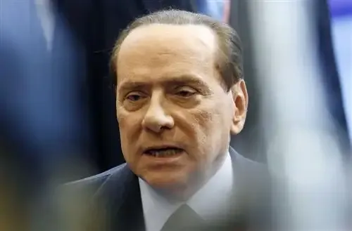 "Je ne comprends pas comment ont pu circuler les rumeurs sur ma démission, elles sont dénuées de fondement", a déclaré le Cavaliere au quotidien Libero.