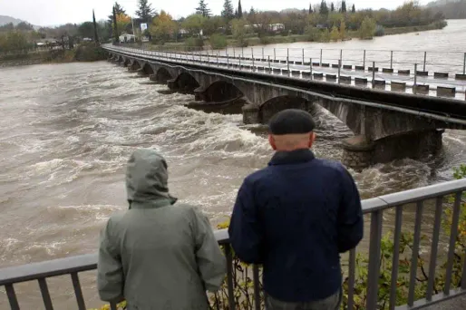 Une "vigilance absolue" s'impose, précise Météo France, qui prévoit des "phénomènes dangereux d'intensité exceptionnelle".