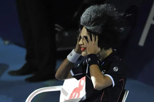 Djokovic avance masqué