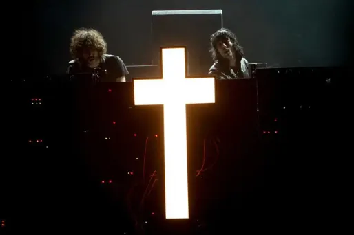 Après avoir réussi un joli marketing avec le clip Stress, Justice s'est assagi et présente son nouvel album sans s'emparer du Web.