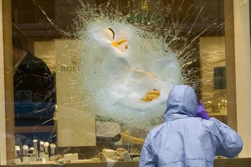 294 bijouteries ont été attaquées en France lors des 10 premiers mois de 2011, contre 299 pour l'ensemble de 2010.