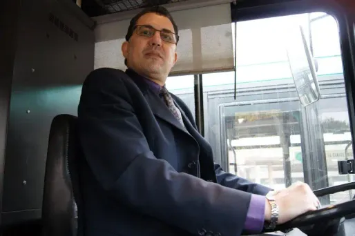 Makhlouf, chauffeur de bus, a été licencié après avoir ouvert les toilettes de l'entreprise pour laquelle il travaille à un handicapé.