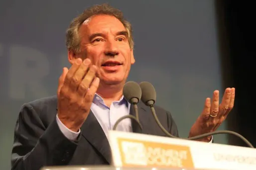 François Bayrou veut tirer profit de la cacophonie actuelle qui règne entre les socialistes et les écologistes.
