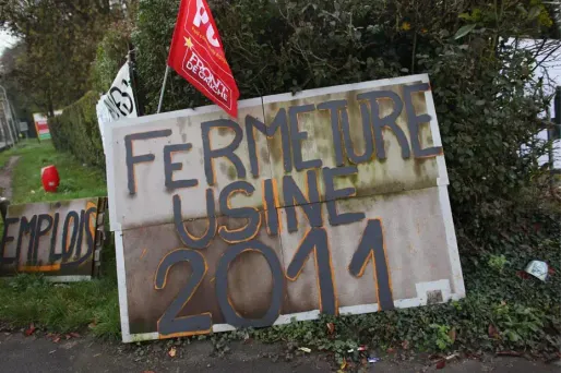 "La France compte environ 385 usines de moins aujourd'hui qu'au début de 2009", pointe Les Echos.