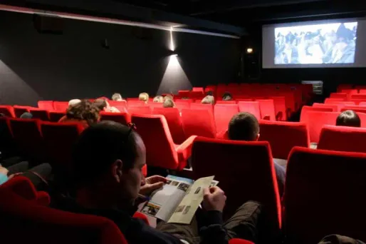 Un quadragénaire risque du sursis et de lourds dommages et intérêts pour avoir piraté des films, et les avoir diffusés sur Internet.