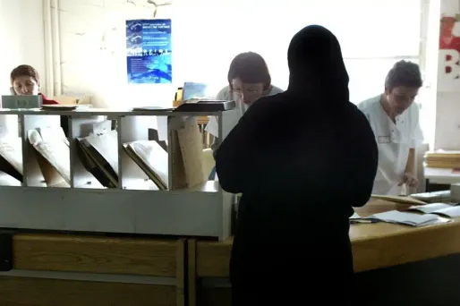 L'équipe soignante voulait procéder à un examen préliminaire sur sa femme enceinte, il a refusé. Alors quand l'anesthésiste lui a ôté son voile, son mari est entré dans une colère folle et a agressé une sage-femme.