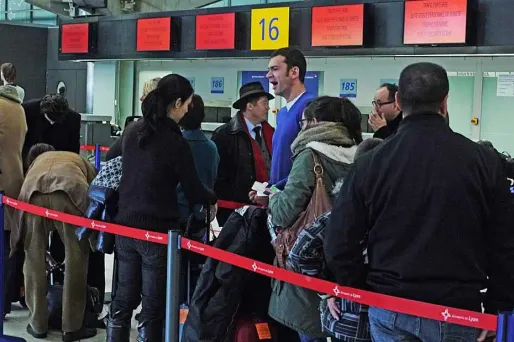 La grève des agents de sûreté dans les aéroports entraîne de nombreux retards au départ.