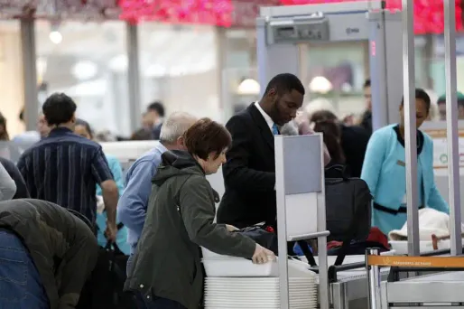 Le mouvement de grève des agents de sûreté aéroportuaire se poursuit mardi