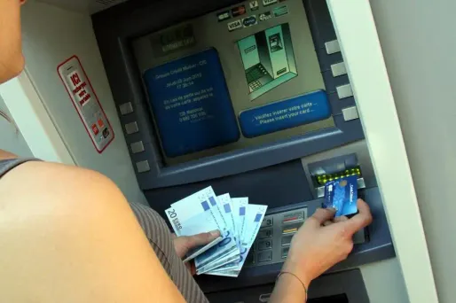 Certaines banques facturent jusqu'à 16 euros chaque opération de leurs clients en découvert non autorisé.