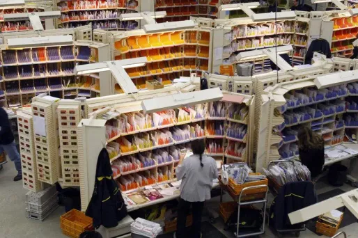 Depuis 3 ans une employée de la Poste aurait détourné et revendu les paquets qu’elle devait livrer.