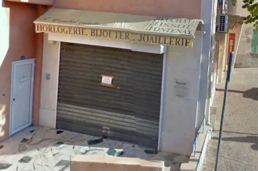 En passant devant la bijouterie, l'élu a remarqué quelque chose d'étrange.