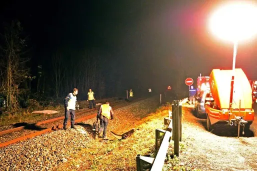 La voiture franchissait la voie ferrée quand elle a été percutée à l'arrière.