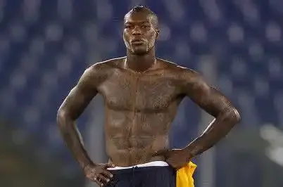 "Vous les connards qui aimez parler, vous allez bientôt regretter vos paroles, bande d'idiots", peut-on lire sur le compte Twitter de Cissé.