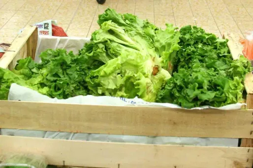 Un salarié du Carrefour d'Angers a rendez-vous devant le Conseil des Prud'hommes lundi, après avoir été licencié pour avoir demandé à un fournisseur 12 salades invendues.