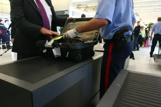 Les aéroports français jugés sûrs selon un rapport parlementaire, qui établit 30 préconisations.