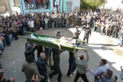 Une cérémonie de funérailles de membres de la contestation à Homs.