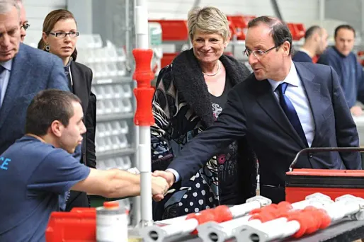 Le candidat socialiste à l'élection présidentielle s'est rendu lundi à Saint-Nazaire où il a visité une entreprise de construction navale.