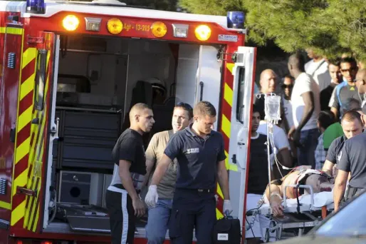 Touché à l'abdomen et aux jambes, il a reçu des soins sur place, au pied de son immeuble de la cité de la Castellane, où les marins-pompiers ont tenté, en vain, de le ranimer.