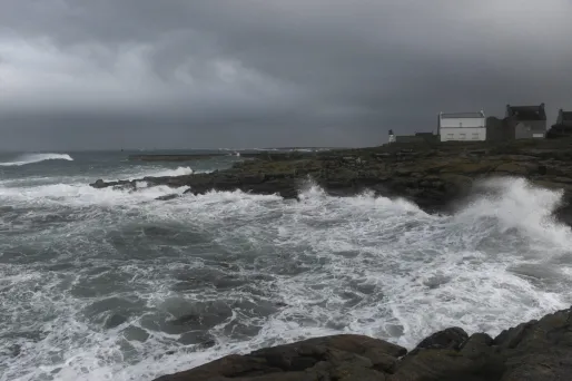 De fortes vagues sont attendues jusqu'à jeudi midi sur le littoral du Finistère, du Morbihan et des Côtes d'Armor.