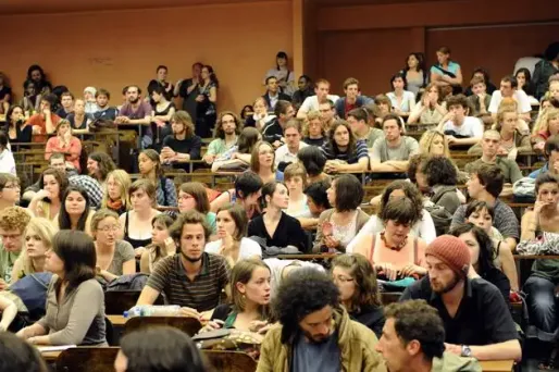 Trop de cours en amphi dans les facs