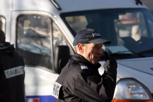 Les policiers se sont déployés autour du foyer de Mulhouse où deux employés sont retenus sous la menace d'une arme de poing.