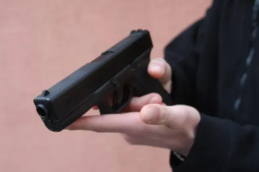 C'est avec une arme factice que les trois adolescents ont perpétré leur forfait.