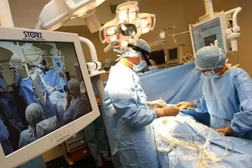 Un chirurgien a oublié deux paires de ciseaux dans le ventre d'un patient.