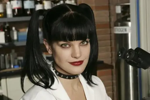 Les Experts devant Abby