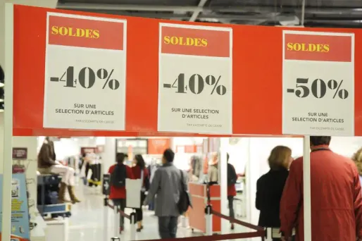 Un temps menacés, les soldes flottants sont finalement maintenus par Frédéric Lefebvre.