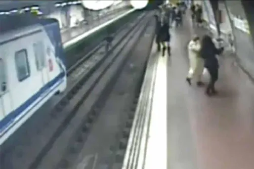 Sauvé de peu de la mort dans le métro