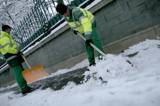 Chaque riverain est chargé de déneigé le trottoir devant chez lui, la mairie doit, quant à elle, s'occuper des chaussées et trottoirs devant les bâtiments publics.