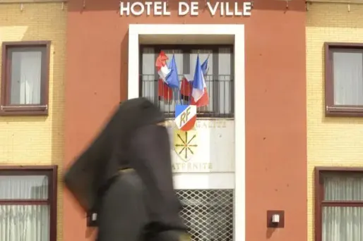 Burqa : loi "importante" ou "enfumage" ?