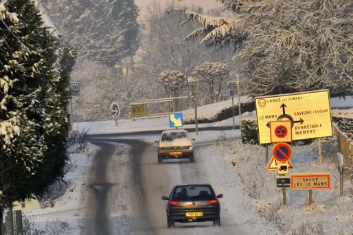 Après l'alerte orange de Météo France en raison des pluies verglaçantes, la prudence s'impose. La circulation devrait rester compliquée sur le nord de la France.