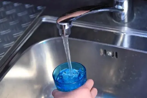 Des médicaments dans l’eau du robinet ?