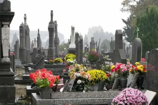 "Il a été enterré comme un chien"