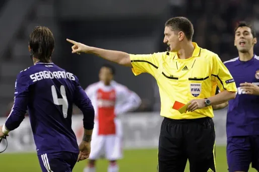 Deux cartons rouges, une polémique