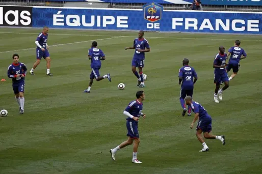 L'équipe de France à l'entraînement avant son match contre la Roumanie.