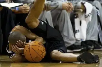 Les Spurs s'arrêtent à douze