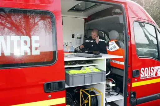 Un pompier, lors d'un exercice simulant un séisme de magnitude 6,2 sur l'échelle de Richter en Alsace.