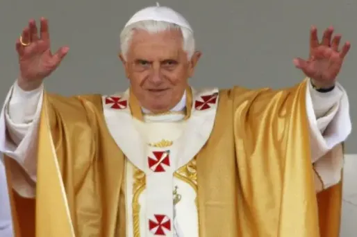 Benoît XVI admet dans un livre l’utilisation de préservatifs "dans certains cas". Les associations anti-sida estiment qu'"il faut qu'il aille beaucoup plus loin".