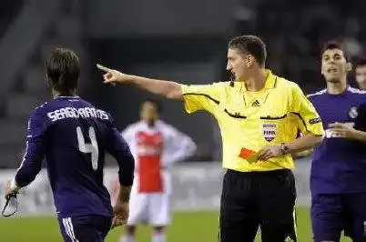 Deux cartons rouges, une polémique