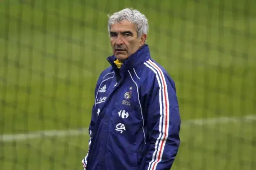 Raymond Domenech entraîne les poussins du club de Boulogne-Billancourt.