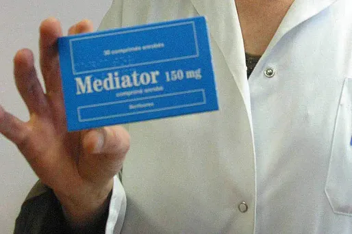 Le fondateur des laboratores Servier défend son entreprise.