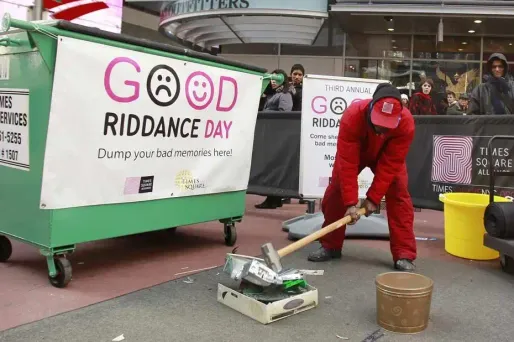 Ils jettent l’année 2010 à la poubelle