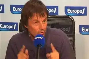 Hulot : Allègre utilise son intelligence "à mauvais escient"