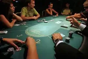 Privé de pub, le poker en ligne se paye un "buzz"